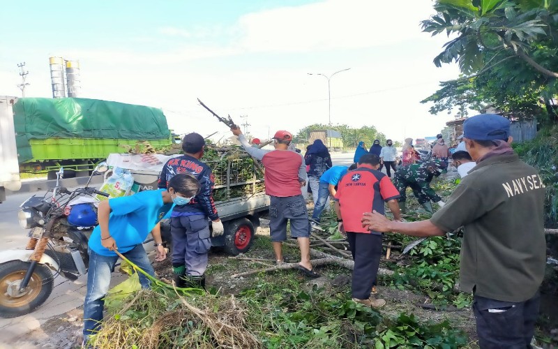 KNPI gotong royong