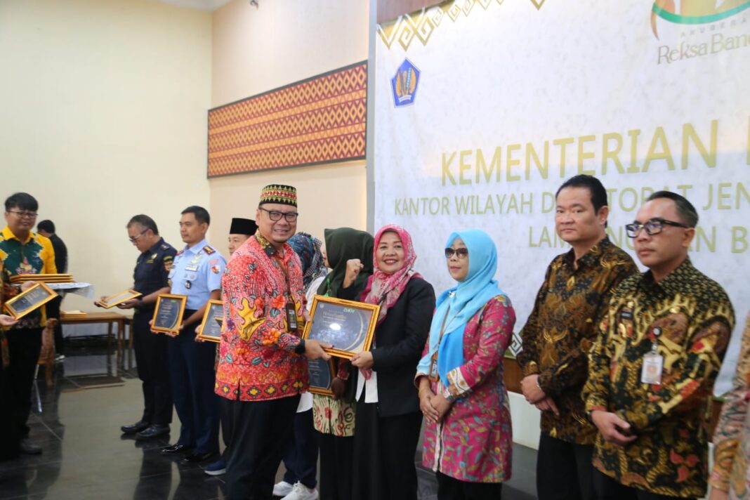 Unila-Mendapat-peringkat-1-kategori-PNBP-Badan-Layanan-Umum-dalam-anugerah-Reksa-Bandha-c-1068x712