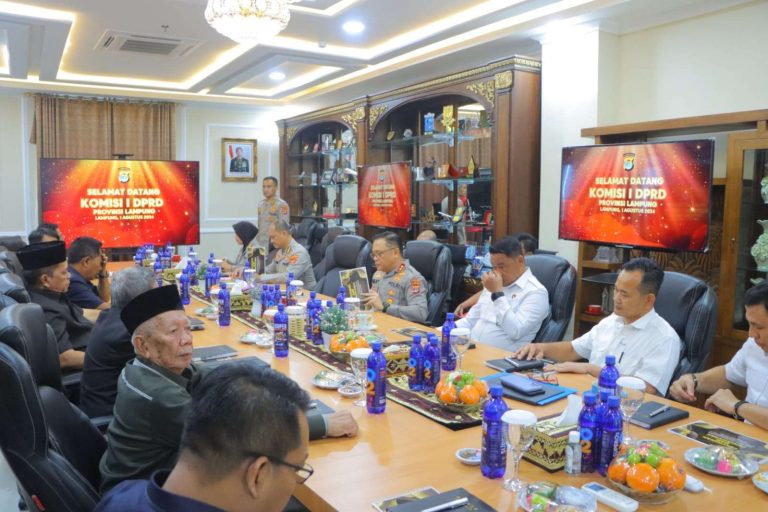 j31yzei55v2qrmw-768x512 Kunjungan Komisi I DPRD Lampung ke Mapolda Lampung. | ist