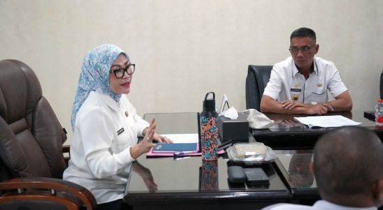 PJ Sekda Lamsel Intji Indriati memimpin rapat persiapan Safari Ramadan. | ist