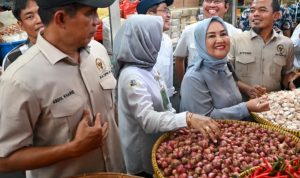Dwita Ria Gunadi saat meninjau stok pangan di Pasar Gede, Semarang, menjelang Bulan Ramadan. | ist