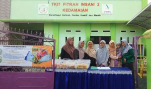 Komite TKIT Fitrah Insani 2 Kedamaian mengadakan pembagian sembako di sekitar sekolah menjelang Ramadan. | ist