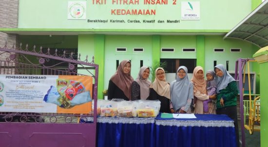Komite TKIT Fitrah Insani 2 Kedamaian mengadakan pembagian sembako di sekitar sekolah menjelang Ramadan. | ist