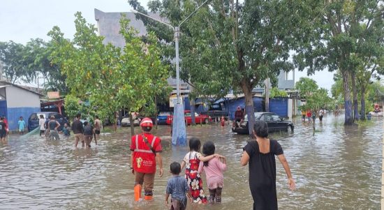 Petugas PLN terjun langsung ke lapangan melakukan pengamanan jaringan listrik terdampak banjir di Kecamatan Tanjung Senang, Bandar Lampung. | Ist