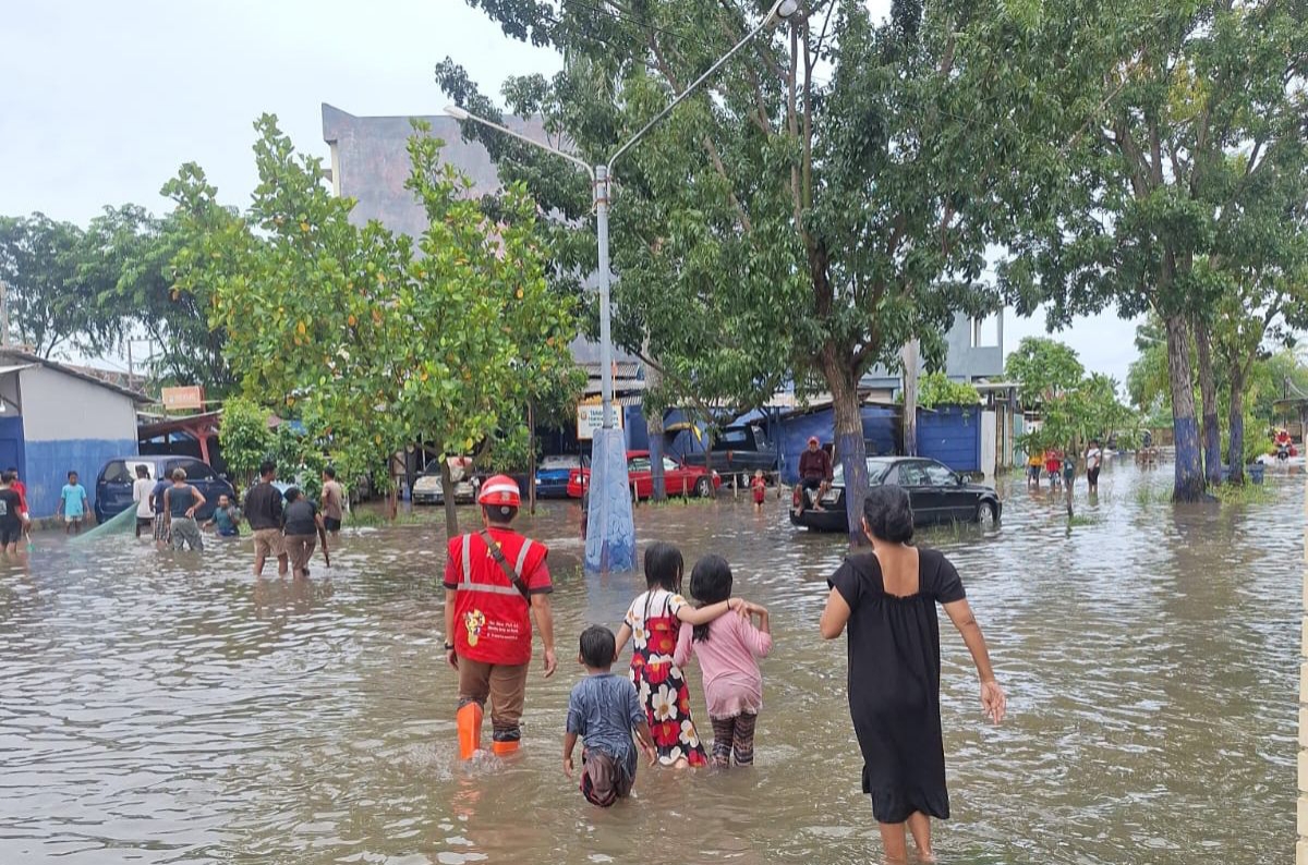 Petugas PLN terjun langsung ke lapangan melakukan pengamanan jaringan listrik terdampak banjir di Kecamatan Tanjung Senang, Bandar Lampung. | Ist