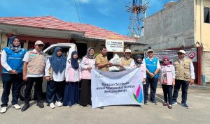 General Manager PLN UID Lampung Muhammad Joharifin menyerahkan secara simbolis Paket Sembako Program TJSL PLN kepada Seklur Kelurahan Kalibalau Kencana untuk 123 warga terdampak Banjir pada Senin 03/03/2025. | ist