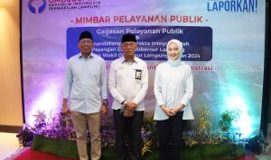 Gubernur Lampung Rahmat Mirzani Djausal (dari kanan), Kepala Ombudsman Lampung Nur Rakhman Yusuf, Wagub Lampung Jihan Nurlela. | ist