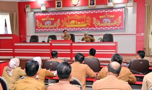 Bupati Lamsel Radityo Egi Pratama memimpin rapat bersama Kepala UPT Pasar Tradisional di kabupaten setempat. | ist