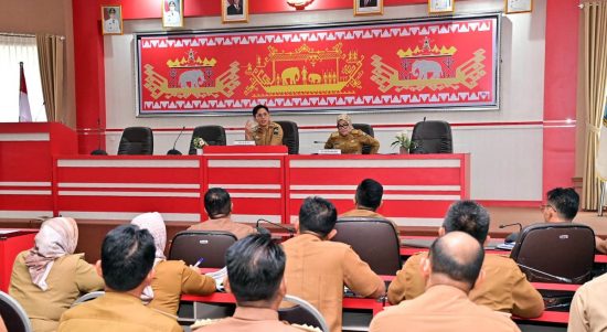 Bupati Lamsel Radityo Egi Pratama memimpin rapat bersama Kepala UPT Pasar Tradisional di kabupaten setempat. | ist