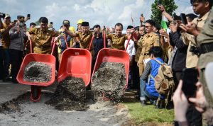 Gubernur Lampung melakukan ground breaking pembangunan jalan Kotabumi - Bandar Abung. | ist