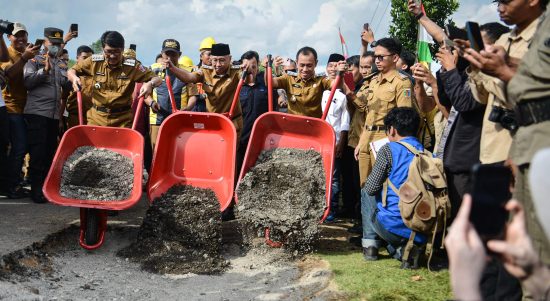 Gubernur Lampung melakukan ground breaking pembangunan jalan Kotabumi - Bandar Abung. | ist
