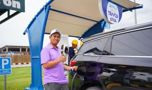 Pelanggan sedang melakukan pengisian daya kendaraan listrik di Stasiun Pengisian Kendaraan Listrik Umum (SPKLU) di Rest Area KM 575A Ruas Tol Solo-Ngawi, Ngawi, Jawa Timur.