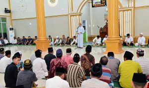 Bupati Lamsel Radityo Egi Pratama melakukan safari Ramadan di Way Panji. | ist