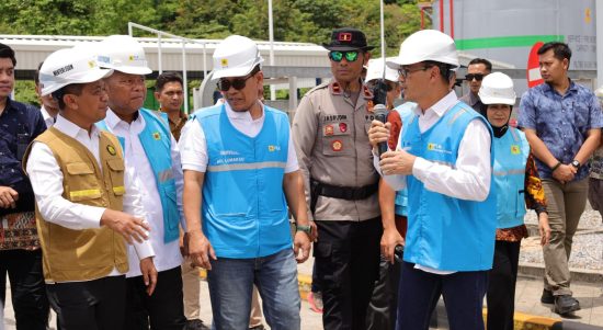 Menteri ESDM Bahlil Lahadalia (kiri) saat mendengarkan penjelasan Direktur Operasi Pembangkit Batubara PLN Nusantara Power Rachmanoe Indarto (kanan) didampingi Direktur Manajemen Pembangkit PT PLN Adi Lumakso (tiga dari kiri). Dalam menghadirkan nyala listrik di wilayah timur Indonesia, PLN Nusantara Power mensiagakan 49 personel yang siap berjaga 24 jam nonstop di PLTMG Baubau.