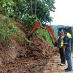 Proses perbaikan drainase ruas Lempasing-Padang Cermin oleh Dinas BMBK Provinsi Lampung. | ist