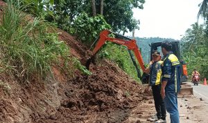 Proses perbaikan drainase ruas Lempasing-Padang Cermin oleh Dinas BMBK Provinsi Lampung. | ist