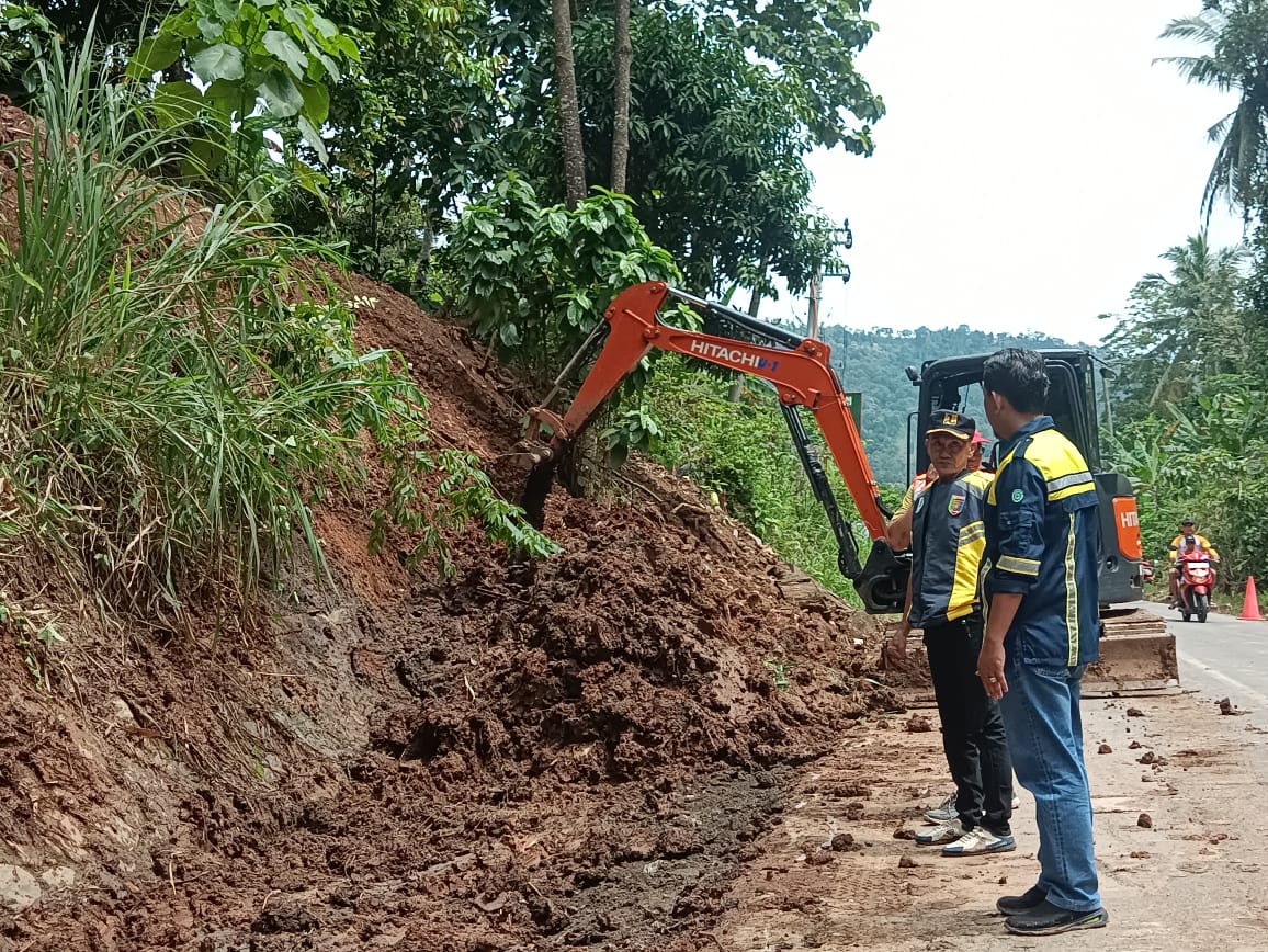 Proses perbaikan drainase ruas Lempasing-Padang Cermin oleh Dinas BMBK Provinsi Lampung. | ist