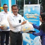 General Manager PLN UID Lampung (tengah) Muhammad Joharifin di dampingi Manager Komunikasi dan TJSL (kiri) Darma Saputra, tengah terjun melakukan penyerahan secara langsung Paket Sembako kepada salah satu penerima manfaat Program Pasar Murah Terang Berkah Ramadhan