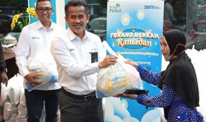General Manager PLN UID Lampung (tengah) Muhammad Joharifin di dampingi Manager Komunikasi dan TJSL (kiri) Darma Saputra, tengah terjun melakukan penyerahan secara langsung Paket Sembako kepada salah satu penerima manfaat Program Pasar Murah Terang Berkah Ramadhan