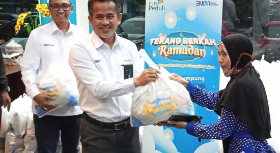 General Manager PLN UID Lampung (tengah) Muhammad Joharifin di dampingi Manager Komunikasi dan TJSL (kiri) Darma Saputra, tengah terjun melakukan penyerahan secara langsung Paket Sembako kepada salah satu penerima manfaat Program Pasar Murah Terang Berkah Ramadhan
