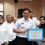 Bupati Lampung Selatan, Radityo Egi Pratama menyerahkan THR secara simbolis kepada perwakilan ASN di Aula Rajabasa, kantor bupati Lamsel, Rabu, 19/3/2024.| ist