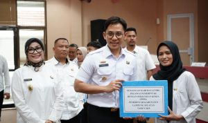 Bupati Lampung Selatan, Radityo Egi Pratama menyerahkan THR secara simbolis kepada perwakilan ASN di Aula Rajabasa, kantor bupati Lamsel, Rabu, 19/3/2024.| ist
