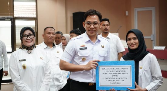 Bupati Lampung Selatan, Radityo Egi Pratama menyerahkan THR secara simbolis kepada perwakilan ASN di Aula Rajabasa, kantor bupati Lamsel, Rabu, 19/3/2024.| ist
