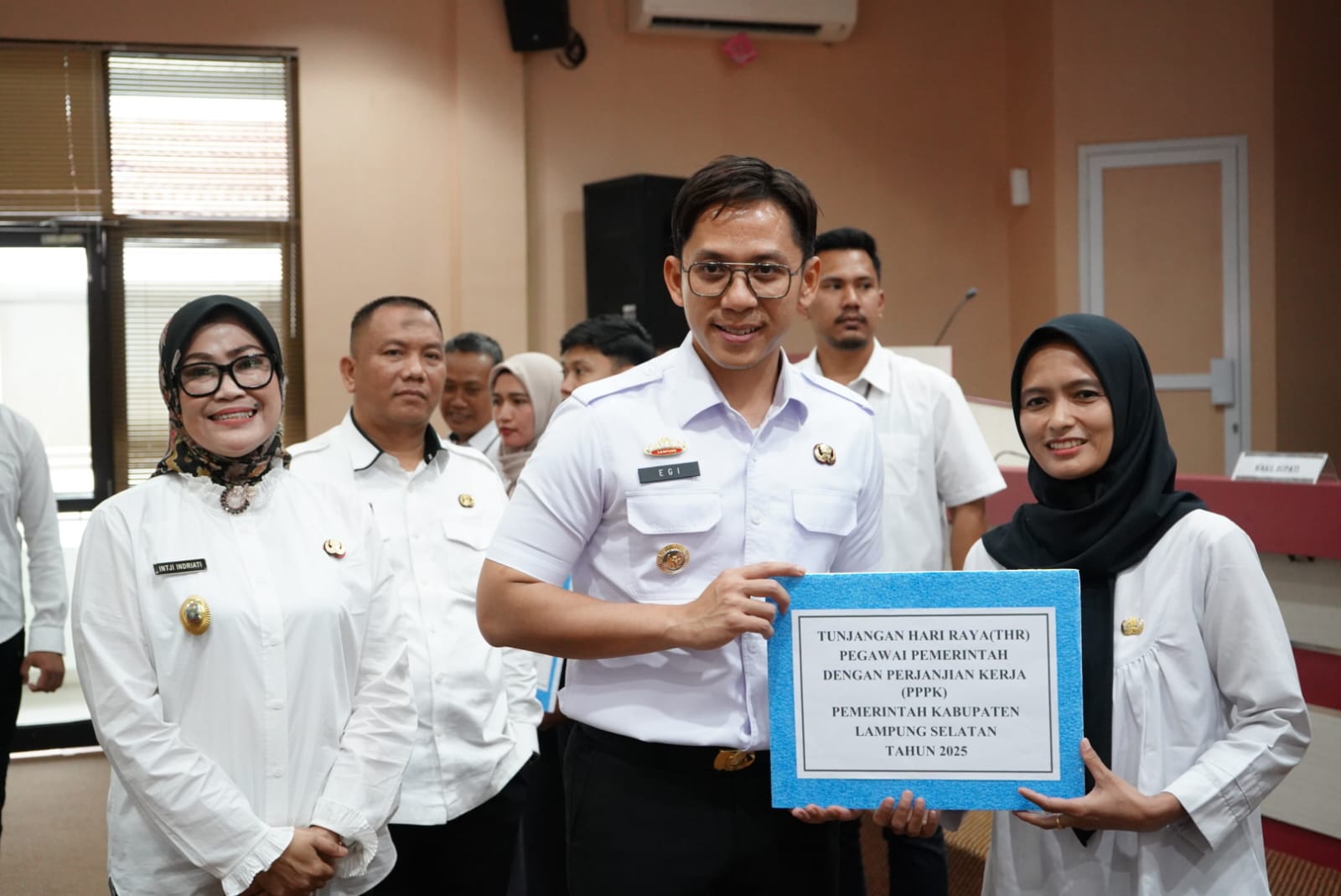 Bupati Lampung Selatan, Radityo Egi Pratama menyerahkan THR secara simbolis kepada perwakilan ASN di Aula Rajabasa, kantor bupati Lamsel, Rabu, 19/3/2024.| ist Bupati Lampung Selatan, Radityo Egi Pratama menyerahkan THR secara simbolis kepada perwakilan ASN di Aula Rajabasa, kantor bupati Lamsel, Rabu, 19/3/2024.| ist
