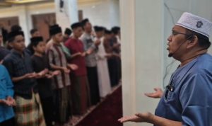 Pengasuh Pondok Pesantren Riyadhus Sholihin KH Ismail Zulkarnain memimpin doa bersama usai salat gaib bersama ratusan santri untuk tiga polisi yang gugur si Way Kanan. | ist