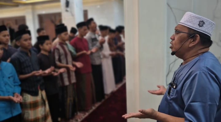 Pengasuh Pondok Pesantren Riyadhus Sholihin KH Ismail Zulkarnain memimpin doa bersama usai salat gaib bersama ratusan santri untuk tiga polisi yang gugur si Way Kanan. | ist Pengasuh Pondok Pesantren Riyadhus Sholihin KH Ismail Zulkarnain memimpin doa bersama usai salat gaib bersama ratusan santri untuk tiga polisi yang gugur si Way Kanan. | ist