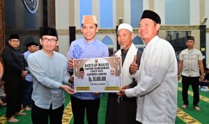 Bupati Lamsel Radityo Egi Pratama menyambut kehadiran Tim Pemprov Lampung yang melakukan Safari Ramadan di Masjid Agung Kalianda. | Dok. Diskominfo Lamsel