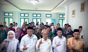 Ilustrasi pengguna _electric vehicle_ dibantu oleh Petugas PLN sedang mengisi kendaraan listriknya di SPKLU.