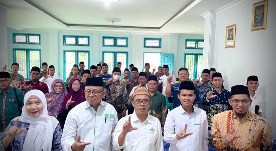 Ilustrasi pengguna _electric vehicle_ dibantu oleh Petugas PLN sedang mengisi kendaraan listriknya di SPKLU.