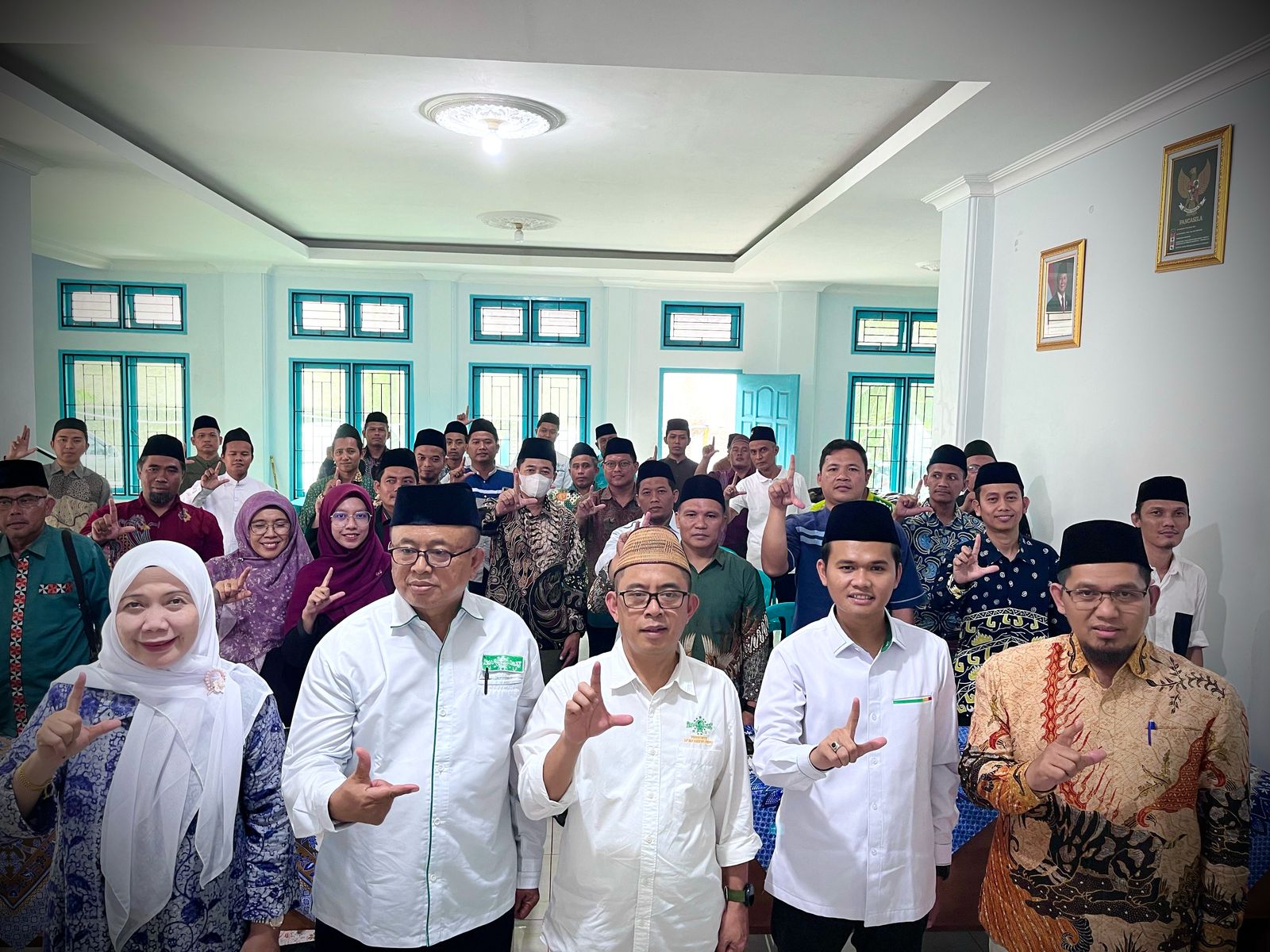 Ilustrasi pengguna _electric vehicle_ dibantu oleh Petugas PLN sedang mengisi kendaraan listriknya di SPKLU.