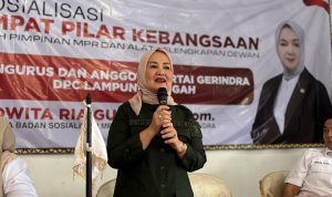 Dwita Ria Gunadi memberikan sosialisasi empat pilar kebangsaan di DPC Gerindra Lampung Tengah. | ist