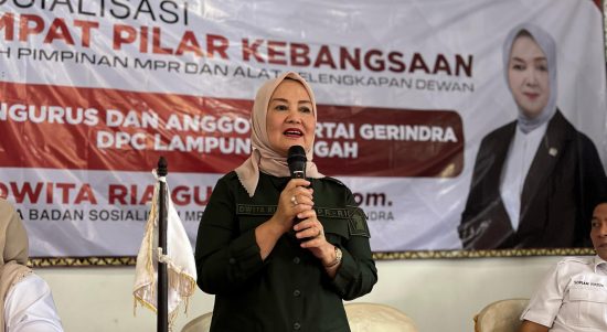 Dwita Ria Gunadi memberikan sosialisasi empat pilar kebangsaan di DPC Gerindra Lampung Tengah. | ist
