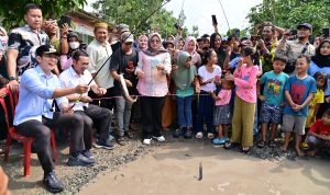 Bupati Egi Ikut Mancing dan Bakar Lele di Lokasi Jalan Rusak di Palas, Janji Perbaiki Tahun Ini