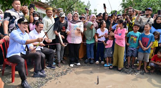 Bupati Egi Ikut Mancing dan Bakar Lele di Lokasi Jalan Rusak di Palas, Janji Perbaiki Tahun Ini