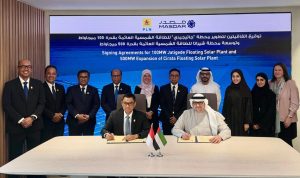 Direktur Utama PLN Darmawan Prasodjo (duduk kiri), Chief Executive Officer Masdar Mohamed Jameel Al Ramahi (duduk kanan), Direktur Utama PLN Nusantara Power Ruly Firmansyah (berdiri 2 dari kiri) sesaat setelah penandatanganan nota kesepahaman Ekspansi PLTS Terapun Cirata di Abu Dhabi (9/4). Setelah berhasil membangun dan mengoperasikan PLTS Terapung Cirata 192 MWp, PLN NP dan Masdar berencana untuk memperluas dan memperbesar kapasitas pembangkit ramah lingkungan tersebut.