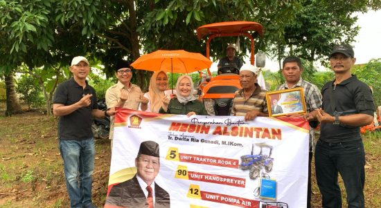 Dwita Ria Salurkan Alsintan Rp2,05 Miliar di Tengah Hujan, Dukung Prabowo Wujudkan Swasembada Pangan