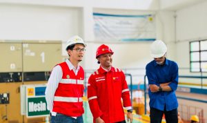 Manager UP Bandar Lampung, Sigit Kusumawan Ardianto bersama Team Leader K3 & Keamanan meninjau langsung pengujian crane di PLTA Batutegi.