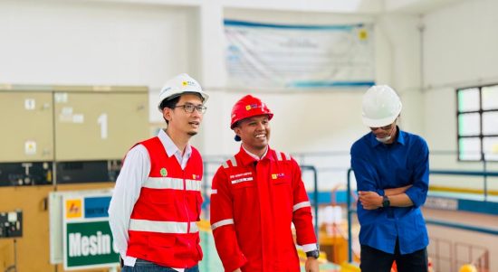 Manager UP Bandar Lampung, Sigit Kusumawan Ardianto bersama Team Leader K3 & Keamanan meninjau langsung pengujian crane di PLTA Batutegi.