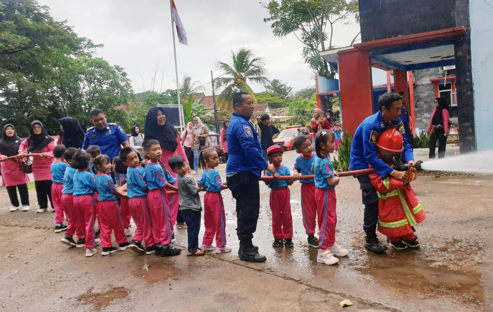 Intip Keseruan Murid TK Negeri Pembina Kalianda Belajar Jadi Petugas Damkar