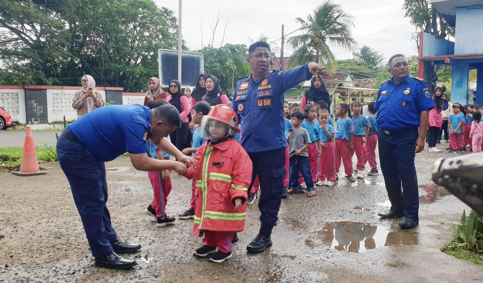 Intip Keseruan Murid TK Negeri Pembina Kalianda Belajar Jadi Petugas Damkar Keseruan para Murid TK Negeri Pembina saat berkunjung ke kantor Damkar Kabupaten Lampung Selatan. | ist