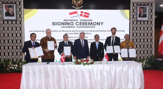 Frank Sine, Senior Vice President Global Development Asia Pacific Vestas (kedua dari kiri) dan Dwi Hartono, Direktur Keuangan dan Manajemen Risiko PLN NP yang juga menjabat sebagai Plt. Direktur Pengembangan Bisnis dan Niaga PLN NP (ketiga dari kiri) menunjukkan naskah nota kesepahaman terkait studi eksplorasi pengembangan pembangkit EBT, seusai ditandatangani pada Senin (21/4) di Jakarta.