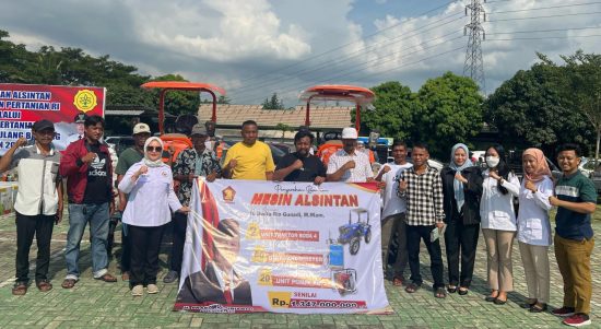 Dwita Ria Serahkan Bantuan Traktor-Hand Sprayer dan Pompa Air untuk Petani Tulang Bawang