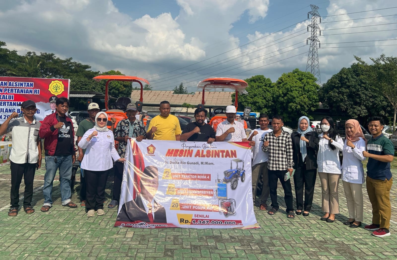 Dwita Ria Serahkan Bantuan Traktor-Hand Sprayer dan Pompa Air untuk Petani Tulang Bawang