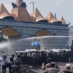 Demo Petani Singkong Berujung Ricuh! Lemparan Batu Dibalas Water Canon dan Gas Air Mata