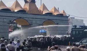 Demo Petani Singkong Berujung Ricuh! Lemparan Batu Dibalas Water Canon dan Gas Air Mata