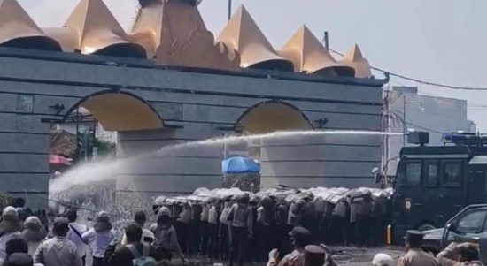 Demo Petani Singkong Berujung Ricuh! Lemparan Batu Dibalas Water Canon dan Gas Air Mata